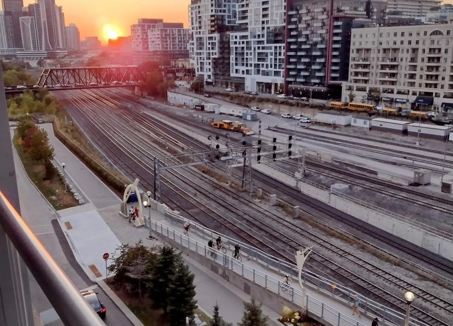 Downtown Toronto Condo, Free Indoor Parking With Amazing View Apartment