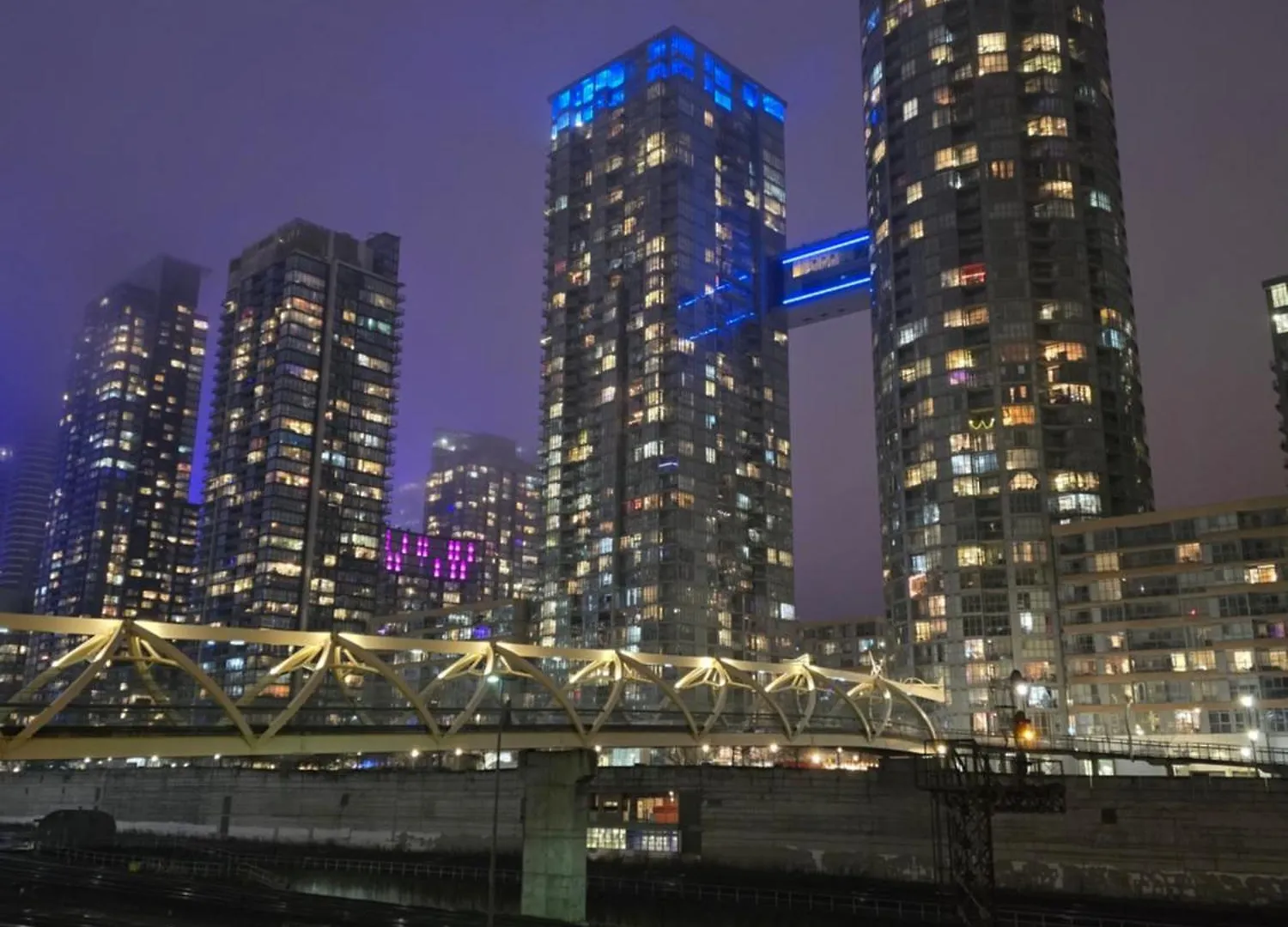 Downtown Toronto Condo, Free Indoor Parking With Amazing View