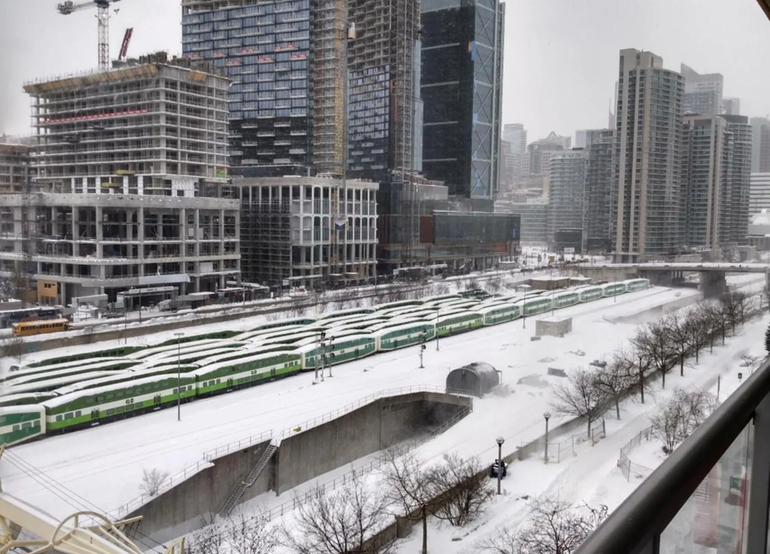 Downtown Toronto Condo, Free Indoor Parking With Amazing View