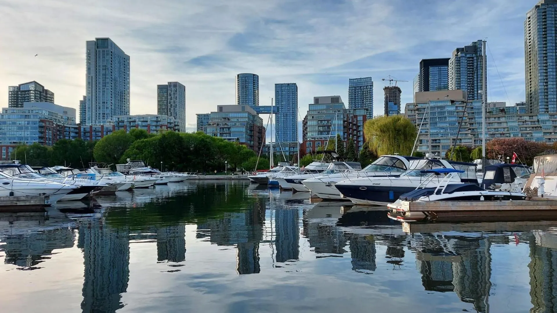 Downtown Toronto Condo, Free Indoor Parking With Amazing View Canada