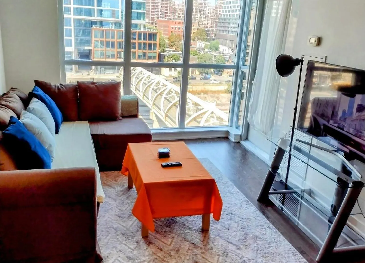 Downtown Toronto Condo, Free Indoor Parking With Amazing View